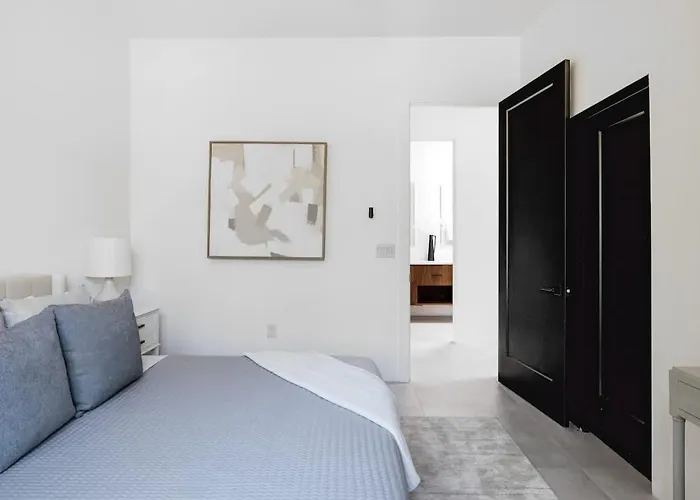 Foothills Upscale Retreat With Heated Pool Сasa de vacaciones